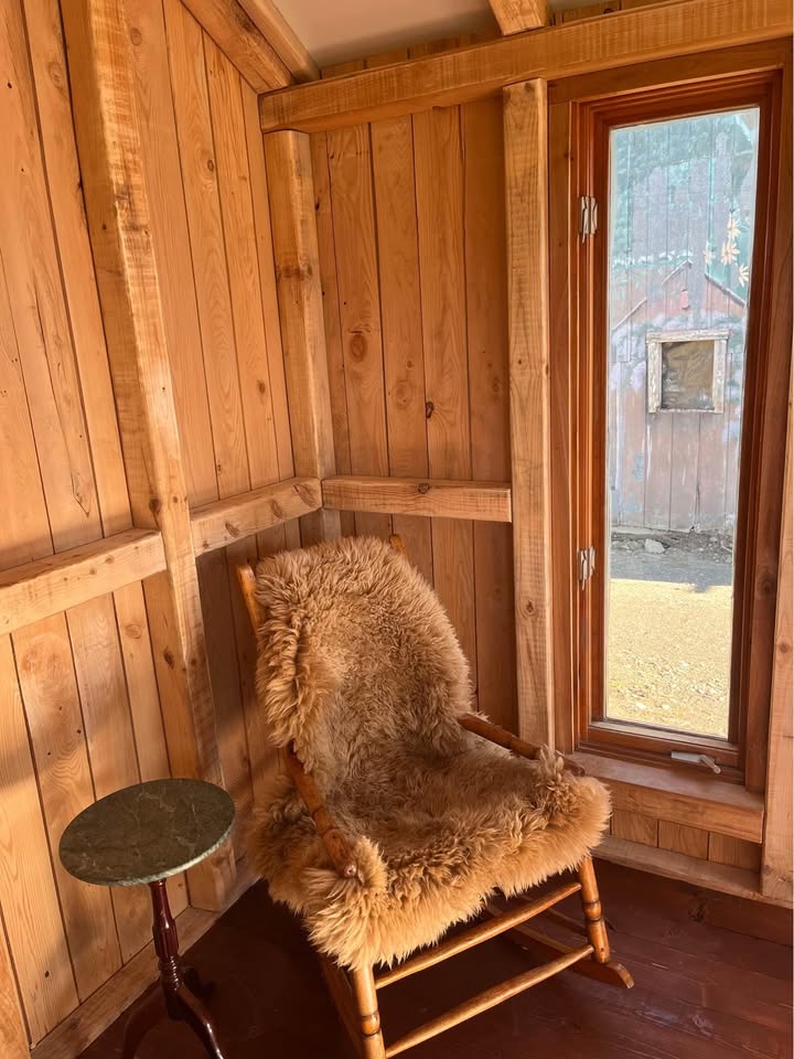 Maison mobile 20 pieds x 8, recouverte en bois usagé, toit en acier, meublée et confortable