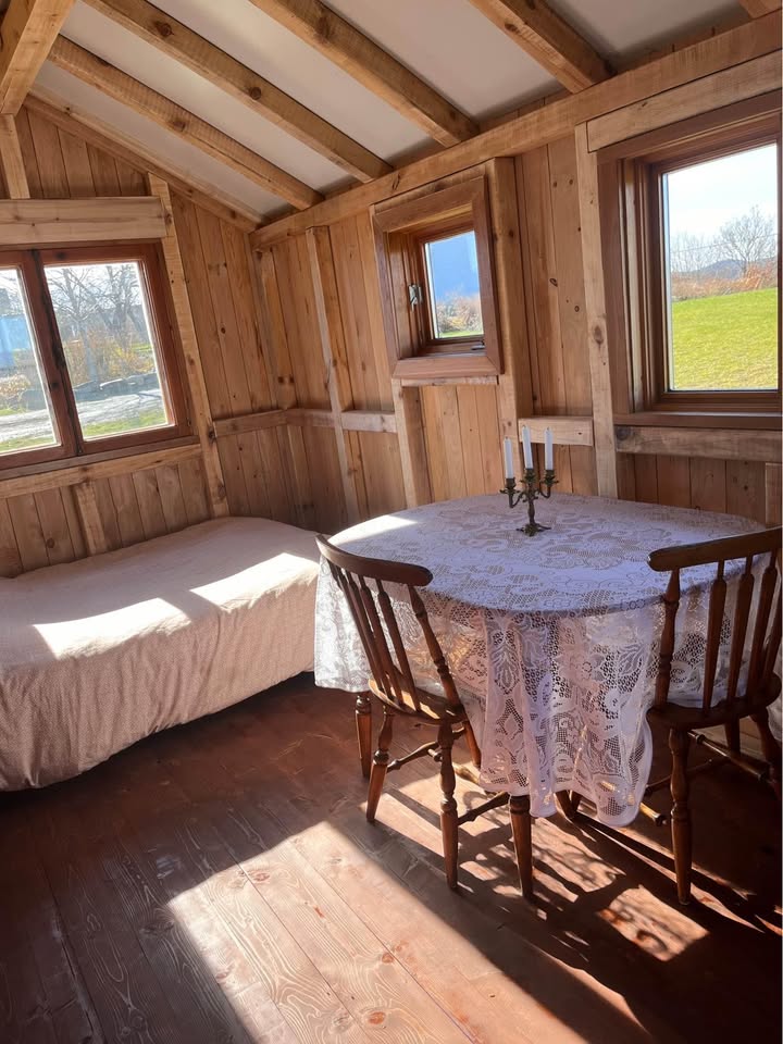 Maison mobile 20 pieds x 8, recouverte en bois usagé, toit en acier, meublée et confortable