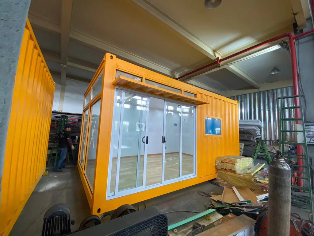 Container bureau mobile 20 pieds x 8, couleur jaune, bien vitré avec installation électrique et chauffage