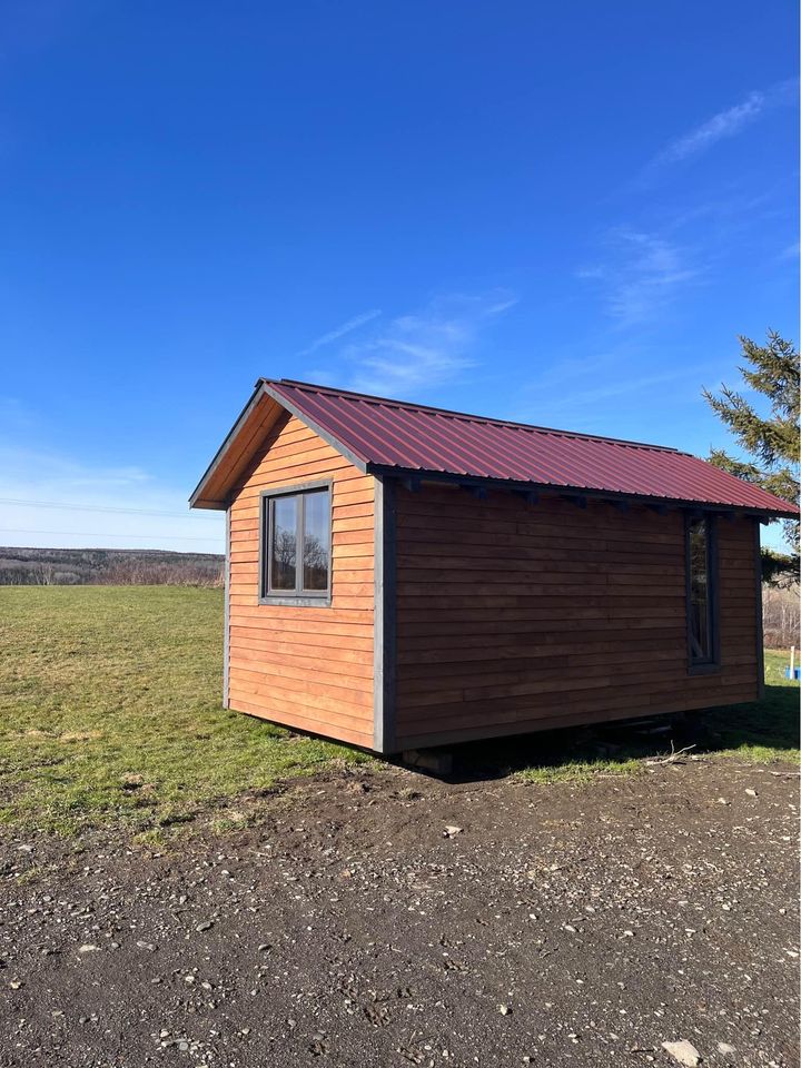 Maison mobile 20 pieds x 8, recouverte en bois usagé, toit en acier, meublée et confortable